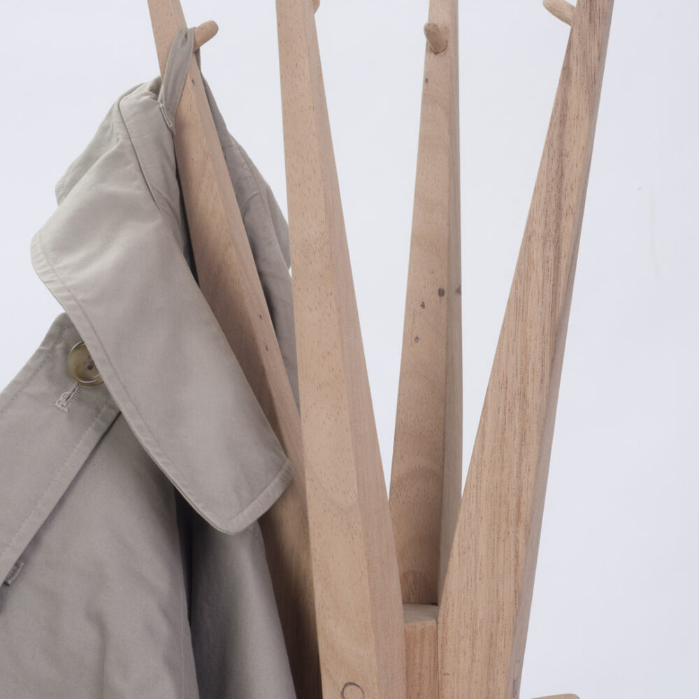 Totem wooden coat and hat stand - Detail of hanging pegs