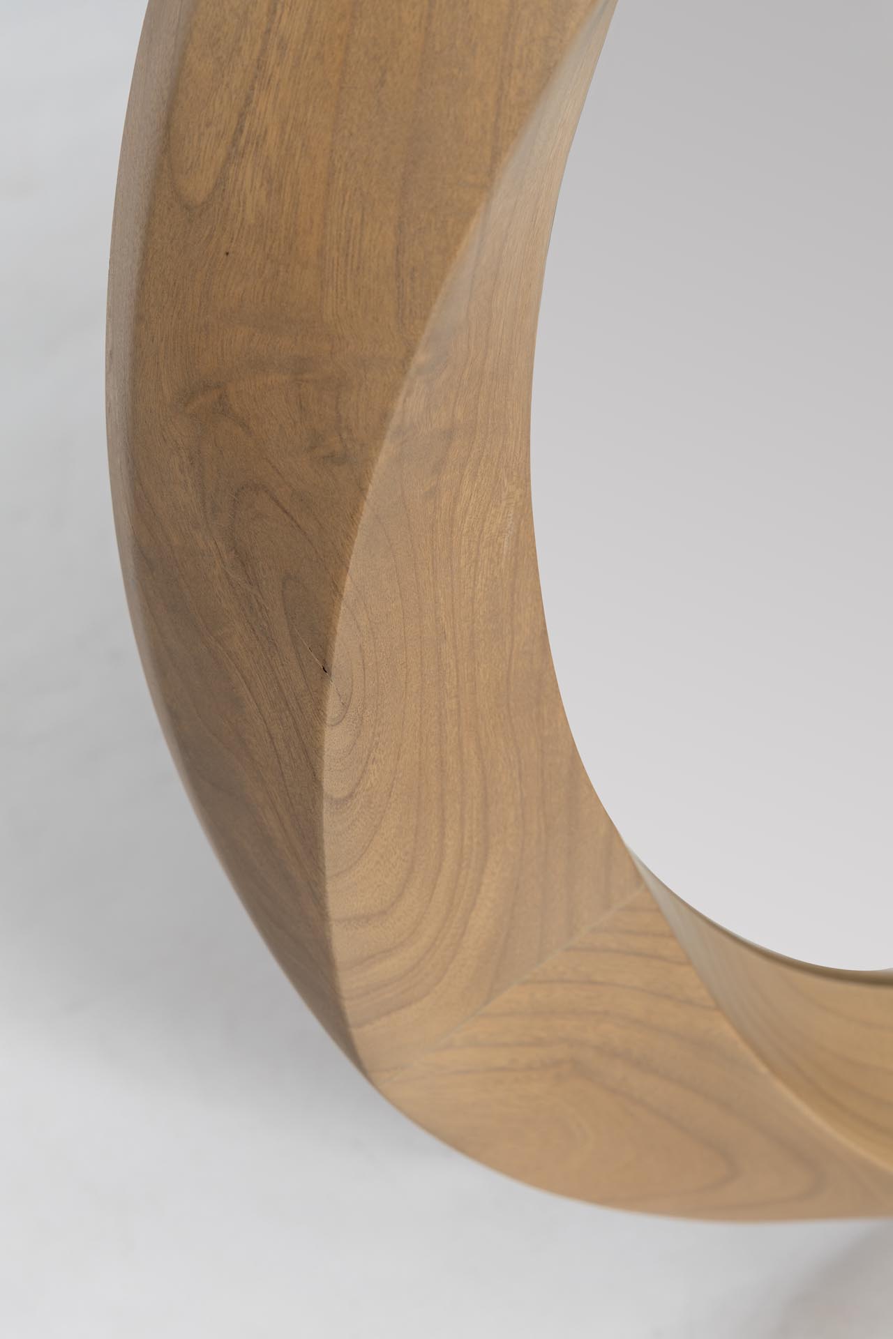 orbit mirror - contoured frame detail